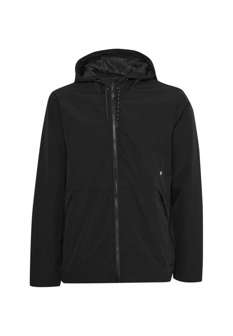 Chaqueta negra con capucha, cierre frontal completo, capucha con cordones, dos bolsillos laterales y una textura suave. Diseño sencillo sin patrones visibles.