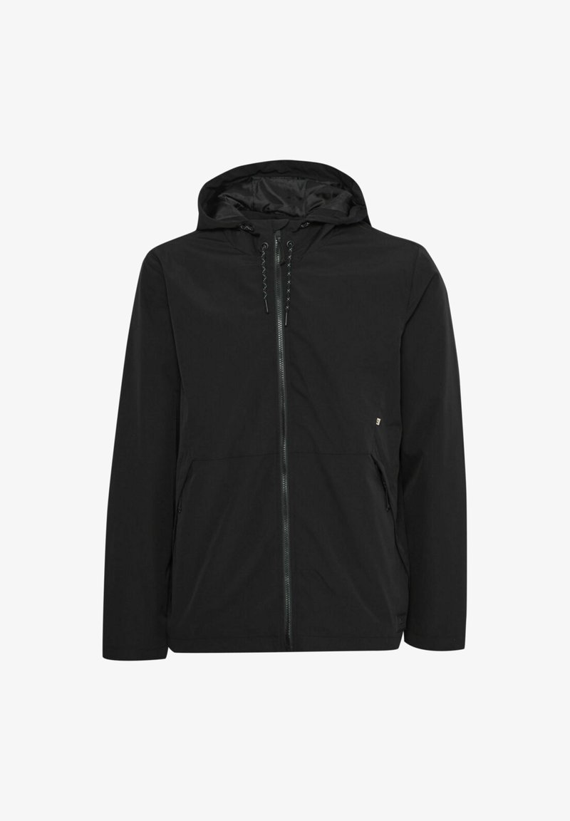 Chaqueta negra con capucha, cierre frontal completo, capucha con cordones, dos bolsillos laterales y una textura suave. Diseño sencillo sin patrones visibles.
