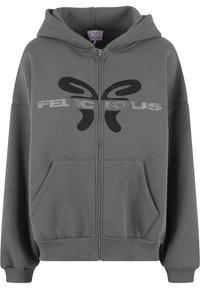 Graue Zip-Usch-Hoodie mit einem großen schwarzen Schmetterlingsdesign. Verfügt über gerippte Bündchen, einen gerippten Taillenbund und zwei Fronttaschen. Hergestellt aus weichem Stoff.