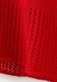 Tissu tricoté rouge avec un motif en dentelle texturé comportant de petits trous en forme de losange partout.