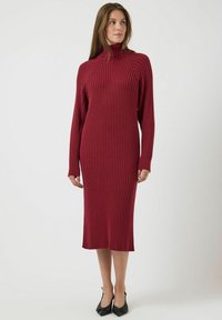 YAS MAVI - Pletené šaty - tibetan red