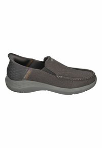 Slip-on shoes in dark gray mesh with a textured finish. Contrasting gray sole and subtle branding on the side. Rounded toe design.