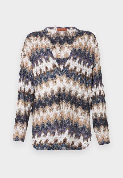 Πουλόβερ με V-λαιμόκοψη και μακριά μανίκια, με πολύχρωμο σχέδιο ζιγκ ζαγκ σε αποχρώσεις του μπλε, μπεζ, καφέ και άσπρου.