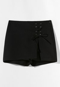 Pantalones cortos de tela negra con un detalle de cordones en un lado, con una textura suave y un diseño ajustado. Corte corto con un acabado limpio.
