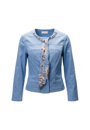 Giacca celeste a manica lunga con tasche frontali e sciarpa a motivo floreale annodata al collo con dettaglio a catena.