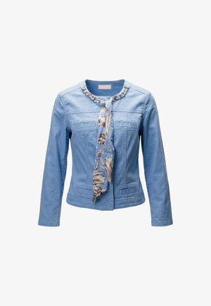 Giacca celeste a manica lunga con tasche frontali e sciarpa a motivo floreale annodata al collo con dettaglio a catena.