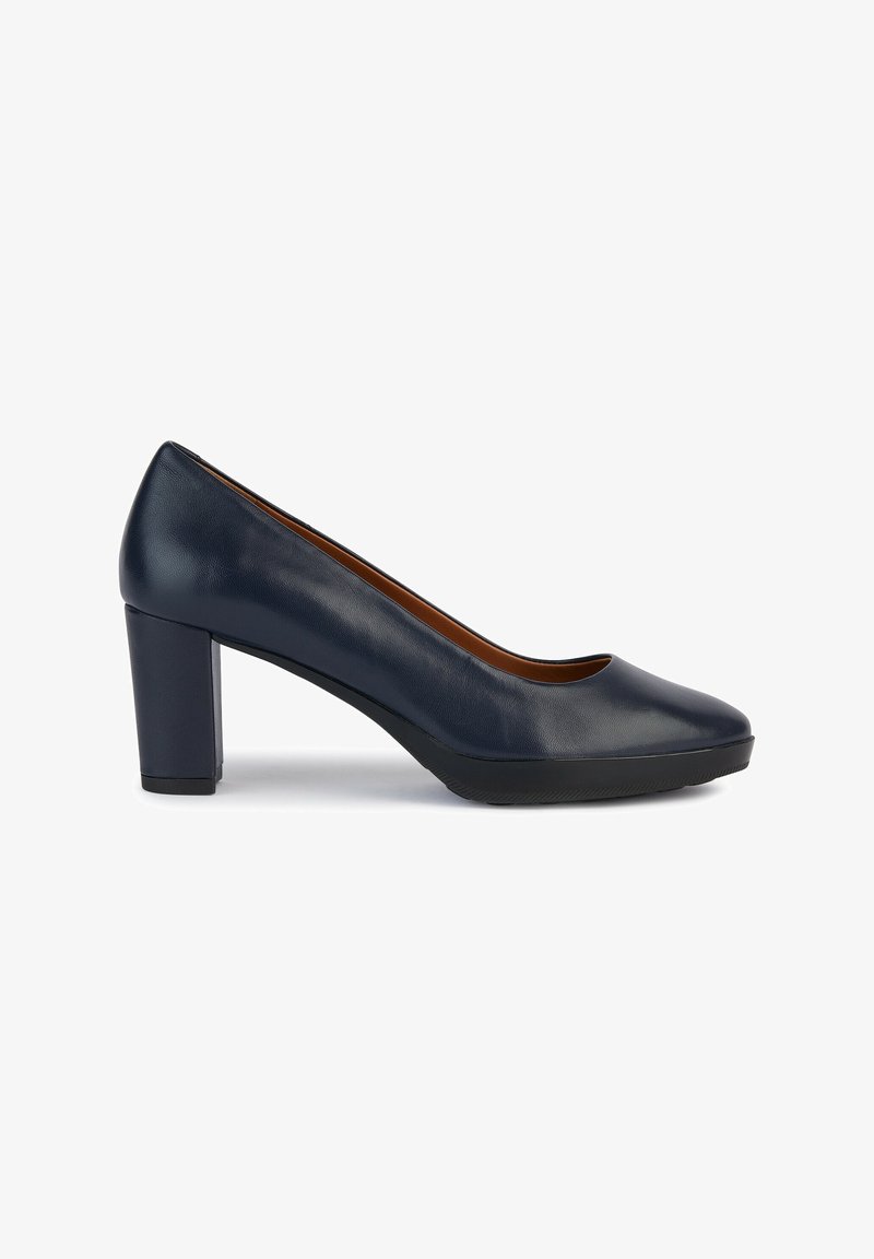 Escarpin en cuir bleu marine avec un bout arrondi, une plateforme modérée et un talon épais. Texture lisse avec un léger éclat et semelle en caoutchouc noir.