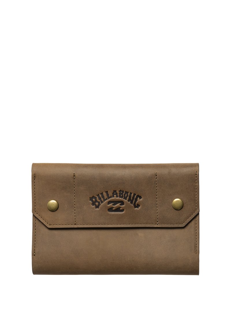 Bruine leren portemonnee met een opvouwbaar ontwerp, gegraveerd "Billabong" logo en koperen drukknoopsluitingen. Heeft een gladde textuur en minimale stiksels.