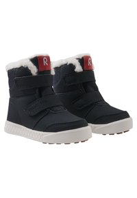 Botas de tobillo negras con un upper texturizado, un forro suave blanco y acentos de logo rojos. El cierre incluye dos correas de Velcro ajustables.