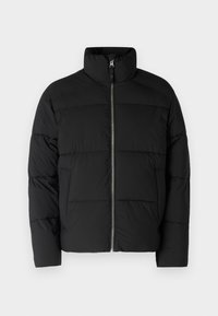 Czarna pikowana kurtka z wysokim kołnierzem, zamkiem błyskawicznym z przodu i bocznymi kieszeniami na jednolitym białym tle.