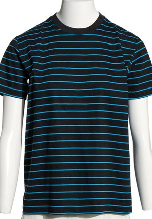 Czarny T-shirt z krótkim rękawem z cienkimi poziomymi niebieskimi paskami, prezentowany na białym manekinie torsu.