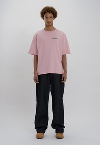 LOW LIGHTS STUDIOS® SANDED LOGO - Apdrukāts T-krekls - pink