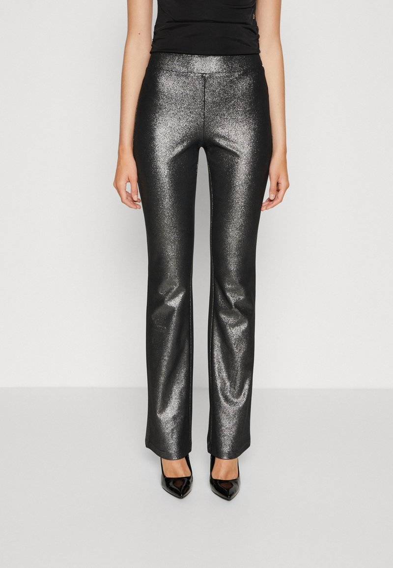 Zwarte, metalen flared broeken met een glanzende, textuurrijke afwerking. Heeft een fitted taille en een soepele silhouet, gecombineerd met puntige zwarte hakken.