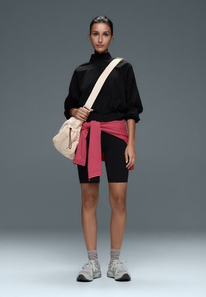 OYSHO, COMFORTLUX HIGH-RISE 25cm BIKER - Shorts - black