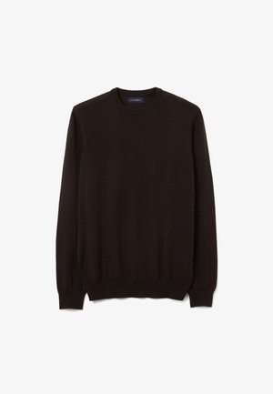 Maglione lavorato a maglia marrone scuro con colletto rotondo, maniche lunghe e polsini e orlo a coste. Texture liscia e design aderente. Etichetta del marchio visibile.