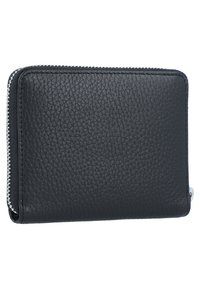 Cartera de cuero negro con un acabado texturizado, cierre de cremallera en un lado y acentos de hardware plateado. Forma rectangular compacta.