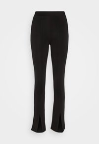 Pantalons noirs évasés avec une taille élastique, présentant des fentes latérales en bas et un tissu lisse et texturé. Design structuré avec des coutures.