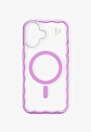 Průhledný obal na telefon s vlnitým fialovým okrajem, který má velký růžový design kruhu MagSafe a výřez pro objektiv fotoaparátu.