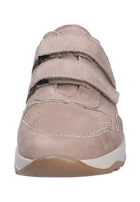 Beige Sportsschuh mit zwei verstellbaren Klettverschlüssen, aus Wildleder und Mesh-Materialien, runder Zehenform und strukturierten Gummisohlen für besseren Halt.