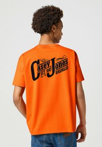 Wrangler CASEY GRAPHIC TEE - T-shirt med print - red orange