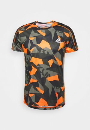Koszulka sportowa z krótkim rękawem w czarnym, zielonym i pomarańczowym geometrycznym wzorze kamuflażu; posiada logo Adidas i kontrastowe szwy.