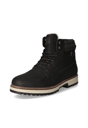Bota de cuero negra con superficie texturizada, un puño gris suave y una suela color crema. Cuenta con ojetes de metal y cordones para el cierre.