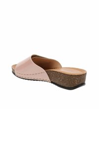 Sandale à glissière rose pâle avec une finition brillante, bout ouvert, talon en liège, et semelle extérieure en caoutchouc noir. Détail cousu le long du bord supérieur.