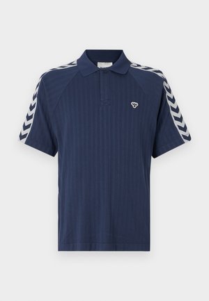 Polo shirt a maniche corte di colore blu navy con righe verticali, colletto classico e dettagli a zigzag a contrasto sulle spalle. Piccolo logo sul petto.