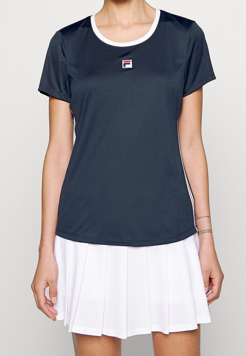 Tmavě šedé sportovní tričko s krátkými rukávy, kulatým výstřihem a bílými akcenty. Obsahuje malé logo na prsou a má hladkou texturu.