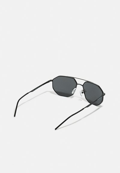 Ochelari de soare octogonali negri cu lentile închise, cadru subțire din metal, brațe elegante și tampoane din silicon pentru confort.