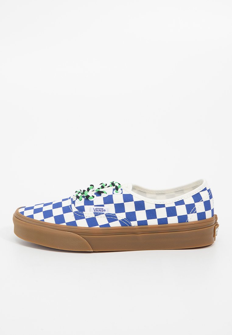 Sneakers a basso profilo con tomaia in tela a quadri blu e bianchi, suola in gomma marrone e lacci verdi. Presenta il logo sul lato.