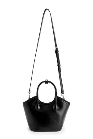 Bolso de mano de cuero negro con forma estructurada, doble asa corta y correa larga desmontable. Acabado texturizado y diseño minimalista.