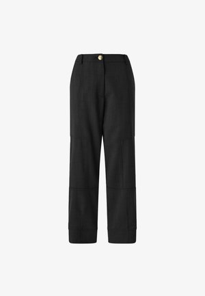 Pantaloni neri su misura con vita aderente, gamba dritta, texture sottile e dettagli di cuciture prominenti, chiusura con bottone color oro.