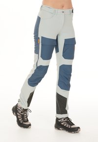 Lichtblauwe en marineblauwe multifunctionele broek met cargozakken, meshdetails en versterkte ondersecties, ontworpen voor buitensportactiviteiten.