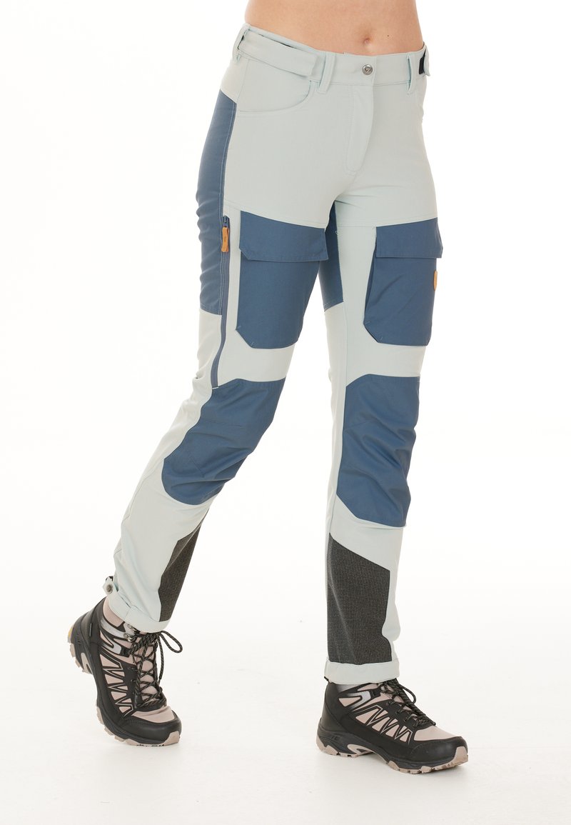 Lichtblauwe en marineblauwe multifunctionele broek met cargozakken, meshdetails en versterkte ondersecties, ontworpen voor buitensportactiviteiten.