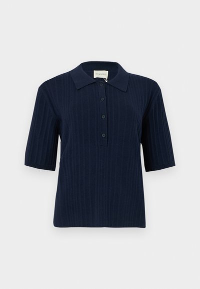 Μπλε ναυτικό κοντομάνικο πόλο με υφή ριμπ, πατιλέτα με τέσσερα κουμπιά και μυτερό γιακά.