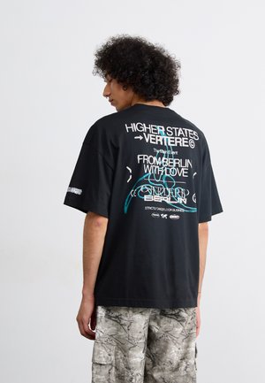 Vertere Berlin HIGHER STATES - Print T-shirt - black