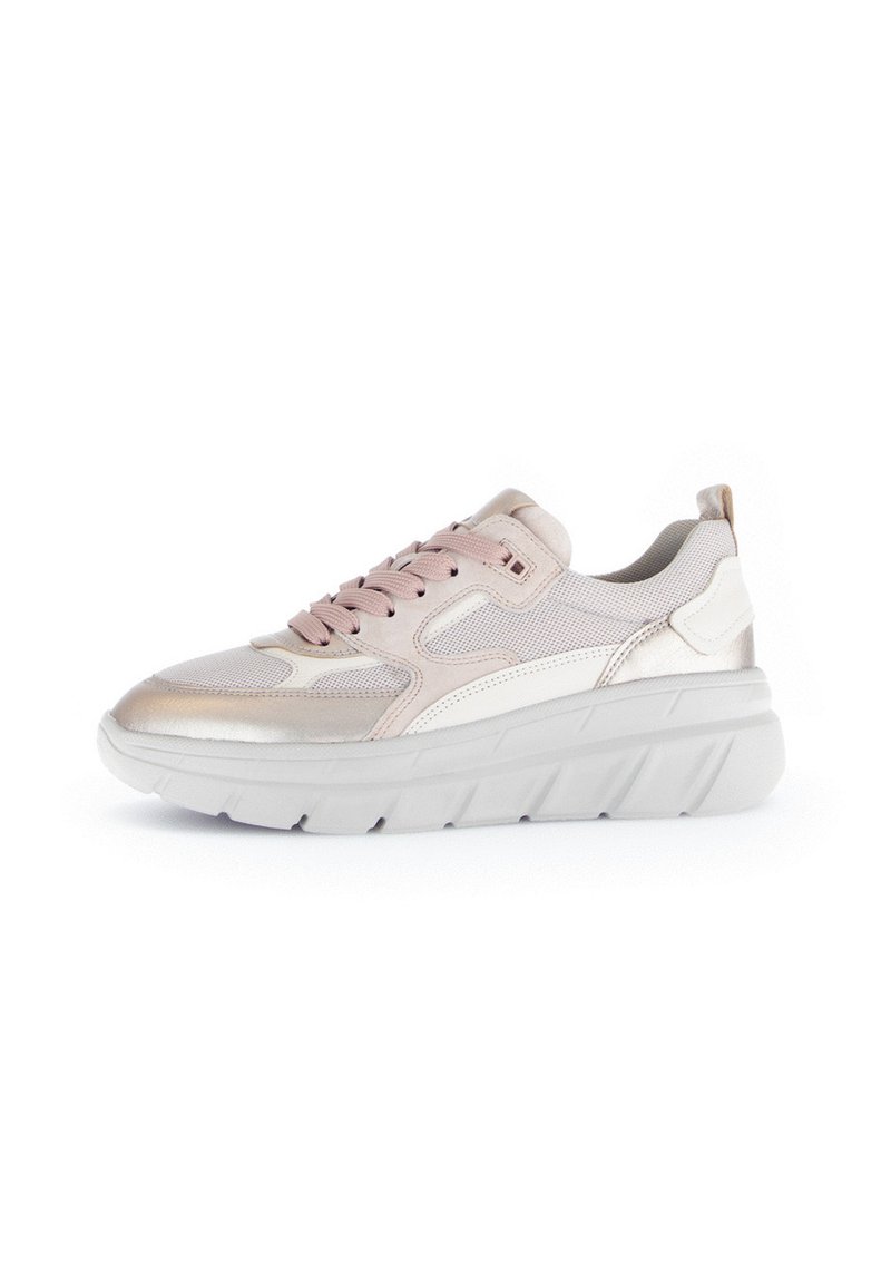 Dames sneakers met een lichtgewicht mesh en leren bovenwerk in lichtroze en wit, met een dikke witte zool en metallic accenten.