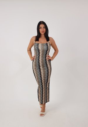 Maxikleid mit Spaghetti-Trägern, das ein geometrisches Muster in Beige, Schwarz und Teal zeigt. Figurbetontes Design mit Schlitzdetail am Saum.