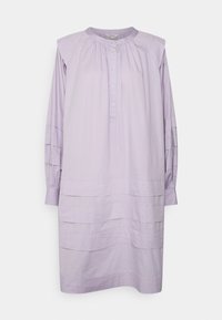 Vestido de algodão lilás claro com decote redondo, botão de abertura, mangas longas e detalhes de painéis horizontais texturizados ao longo da saia.