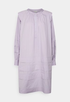 Vestido de algodão lilás claro com decote redondo, botão de abertura, mangas longas e detalhes de painéis horizontais texturizados ao longo da saia.