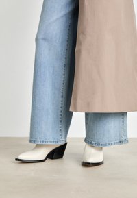 PRESTYN BOOTIE - Cowboy- / bikerstøvlette - chalk