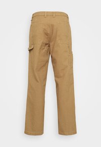Pantalon de travail marron avec deux poches arrière, passants de ceinture et poches latérales pour outils, présenté sur fond blanc.