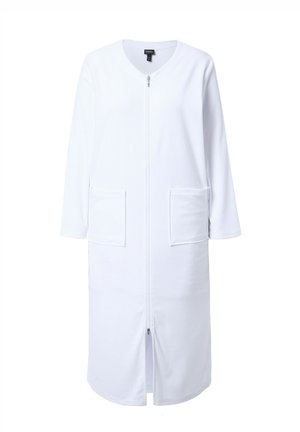 Lungo cappotto bianco con cerniera, maniche lunghe, scollo rotondo e due tasche applicate frontali, mostrato su uno sfondo semplice.