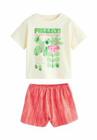 Bawełniany t-shirt z krótkim rękawem w kolorze kremowym z kolorową grafiką kwiatową i napisem, zestawiony z czerwono-białymi szortami w paski z elastycznym pasem.