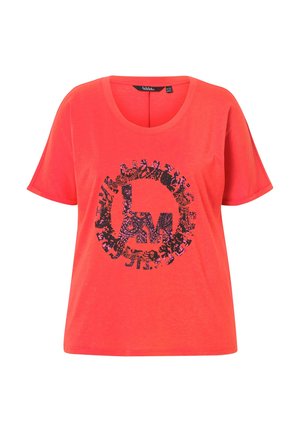 Camiseta roja de manga corta con escote redondo. Presenta un diseño gráfico negro en un patrón circular, combinando varios detalles intrincados.