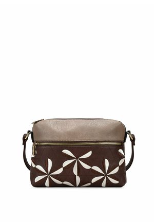 Bolso cruzado marrón y beige hecho de cuero, con un patrón acolchado que presenta acentos florales en blanco y un cierre dorado.