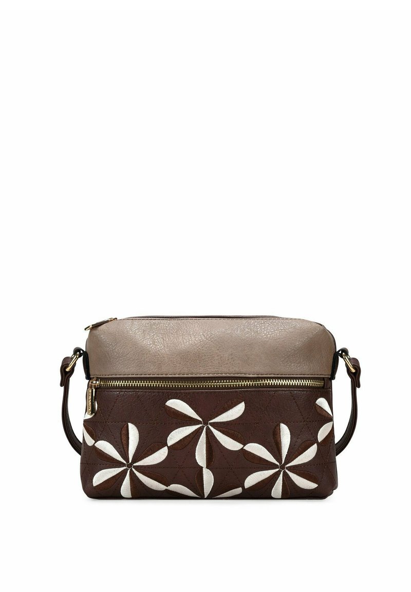 Bolso cruzado marrón y beige hecho de cuero, con un patrón acolchado que presenta acentos florales en blanco y un cierre dorado.