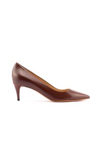 Décolleté in pelle marrone con tacco alto, punta affusolata, design elegante e altezza del tacco moderata. Texture liscia senza motivi visibili.