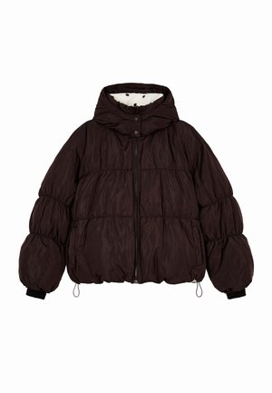 Giacca imbottita marrone con collo alto, cerniera frontale e bottoni a pressione. Presenta una texture trapuntata e polsini elastici per una vestibilità aderente.